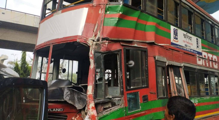 রাজধানীতে ঢাবির বাস দুর্ঘটনা, আহত ৮